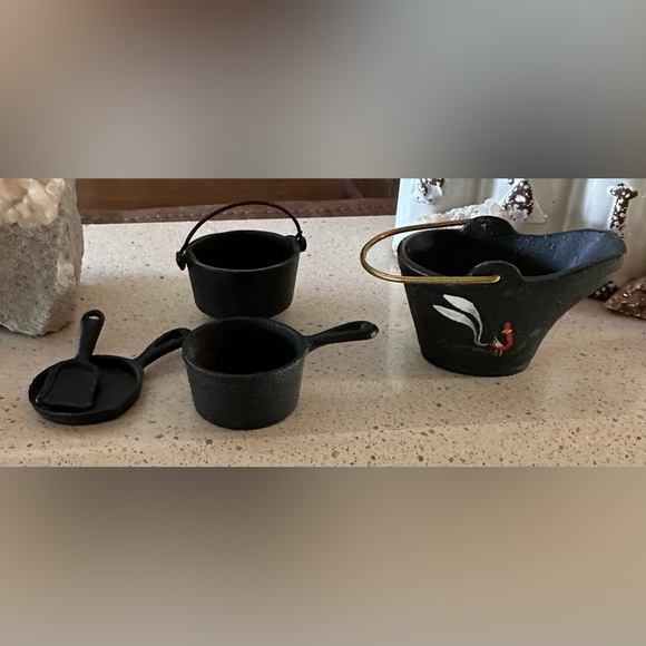 EUC VINTAGE MINIATURE CAST IRON COOKWARE 5pc SET - Picture 2 of 8